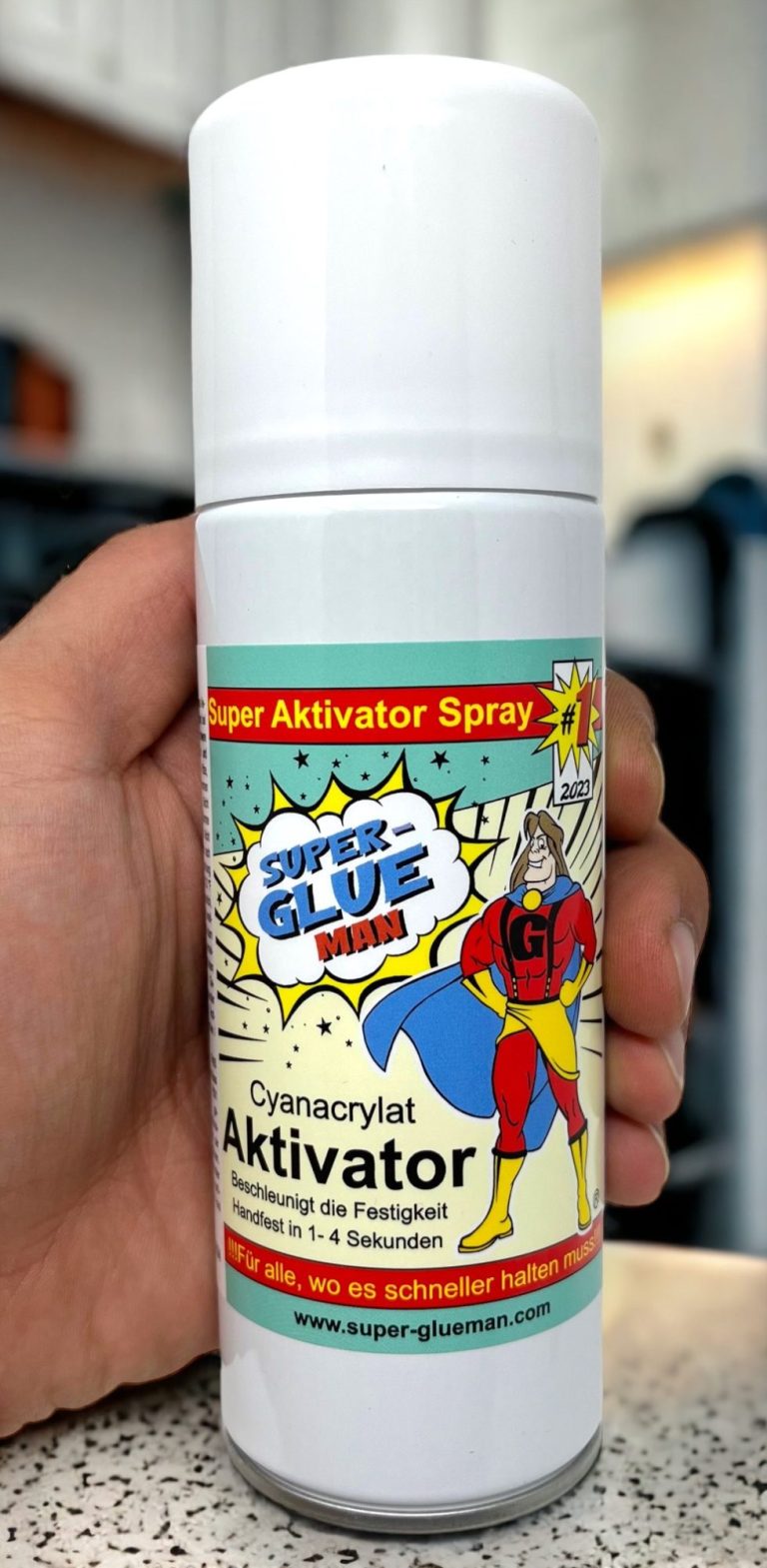 Super Aktivator Spray in 200ml Dose. Der perfekte Game Changer, wenn es schnell gehen muss. Optimal geeignet für Cyanacrylat Klebstoffe von Super-Glue Man. Blitzschneller Halt und Handfestigkeit in 1-4 Sekunden. Der Aktivator reinigt, säubert und entfettet Oberflächen für den richtigen Halt vom Sekundenkleber.